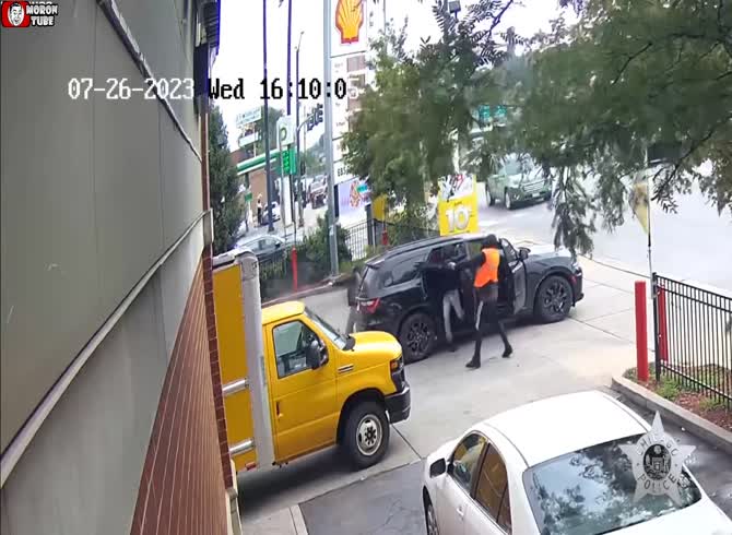Video :A man was shot dead at a Chicago gas station in broad daylight